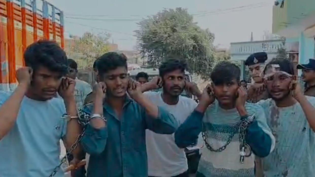 Dhar police took out a procession against the accused who attacked Dhar police.