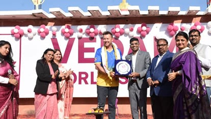 Former cricketer Brett Lee boosted enthusiasm of children in Lucknow by talking in Hindi