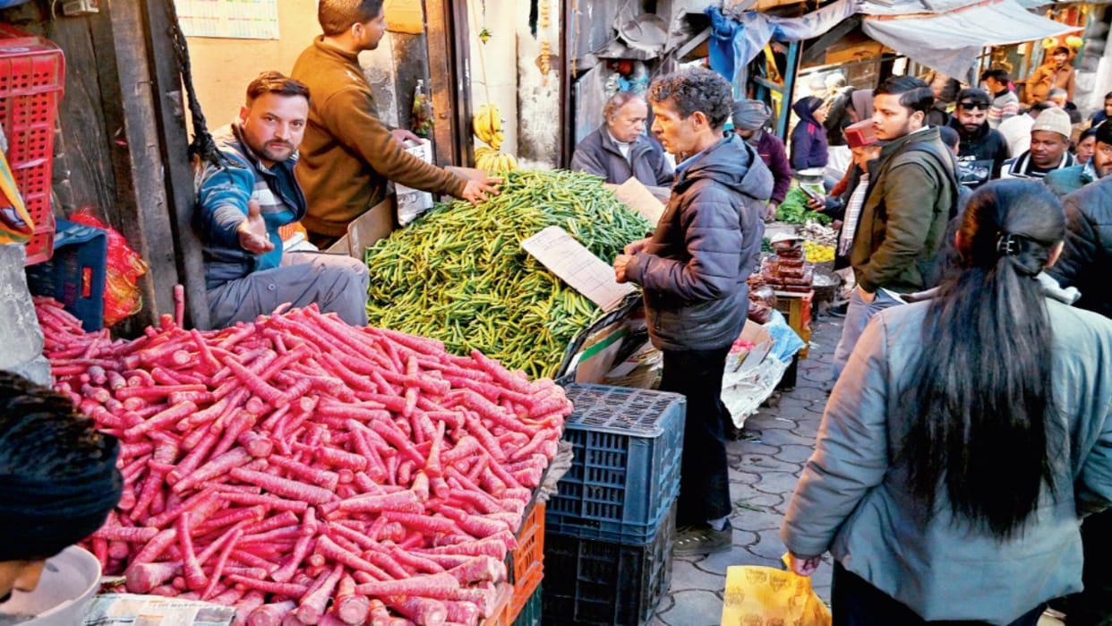 Prices of vegetables reduced in lower market, sellers unrestrained in suburbs