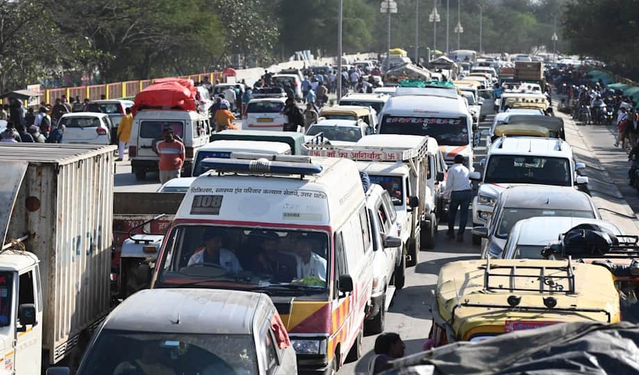 After the increase in the crowd of devotees, there was a long jam on the roads again, vehicles were crawling