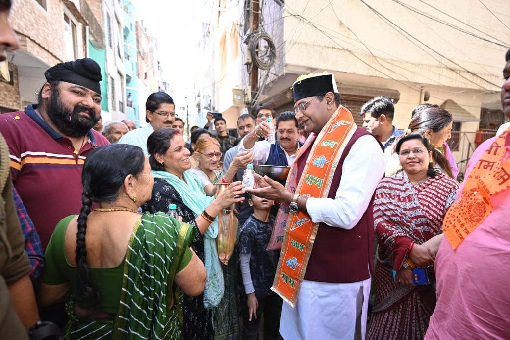 Bhopal: Minister Sarang's unique initiative, distributing Ganga water from Prayagraj door to door, distributed