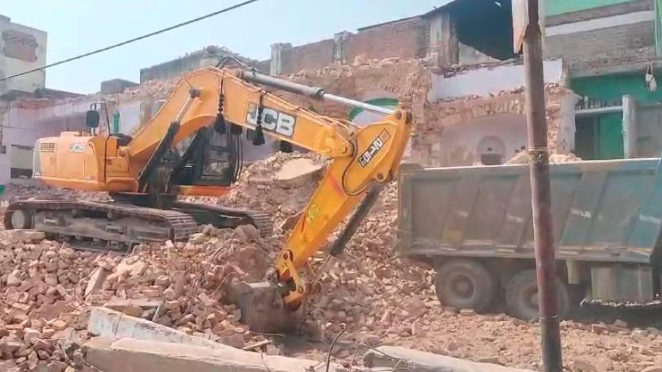 Temples demolished along with 150-year-old mosque built on highway administration demolished it with bulldozer