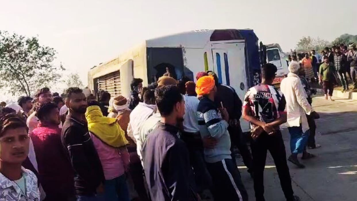 Horrible accident in Ghazipur bus full of Nepali pilgrims overturned in road many injured