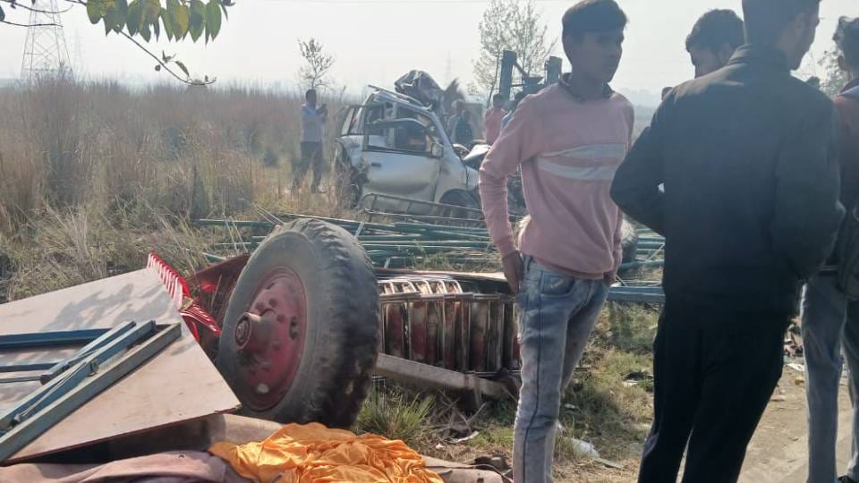 Four people died on spot in collision between car and tractor-trolley in Gonda lot of screaming and shouting