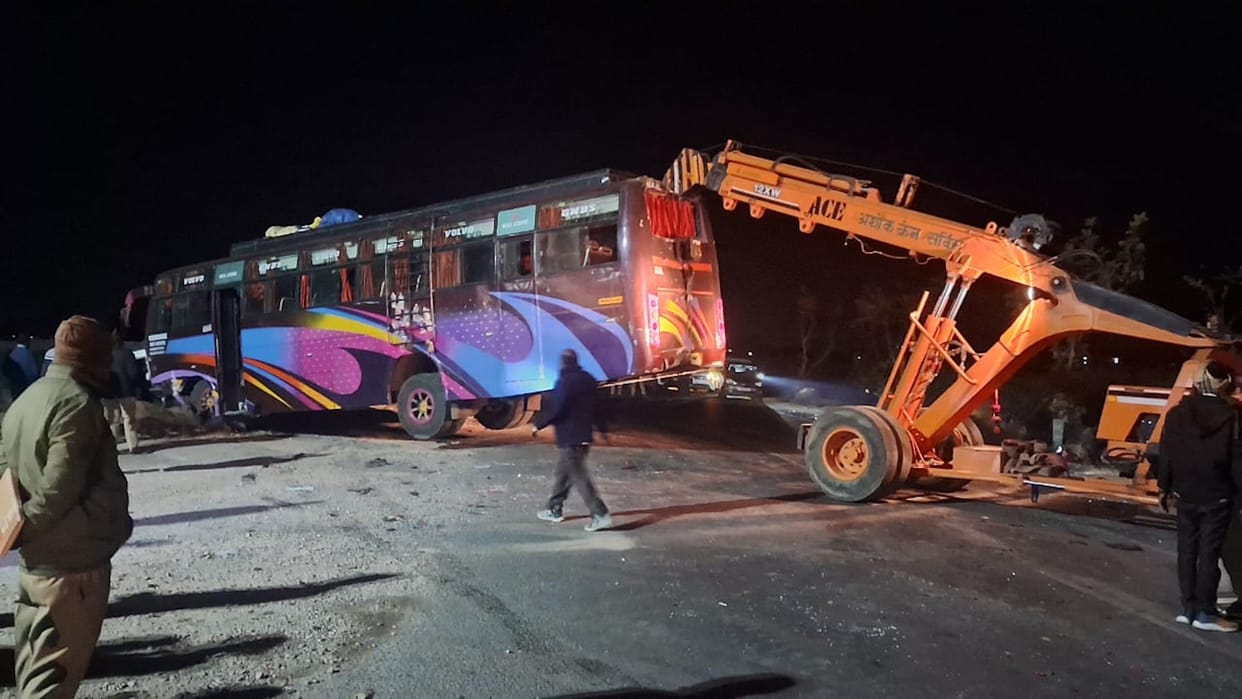 Prayagraj Accident: Death of ten people in a road accident created chaos, screams were heard everywhere
