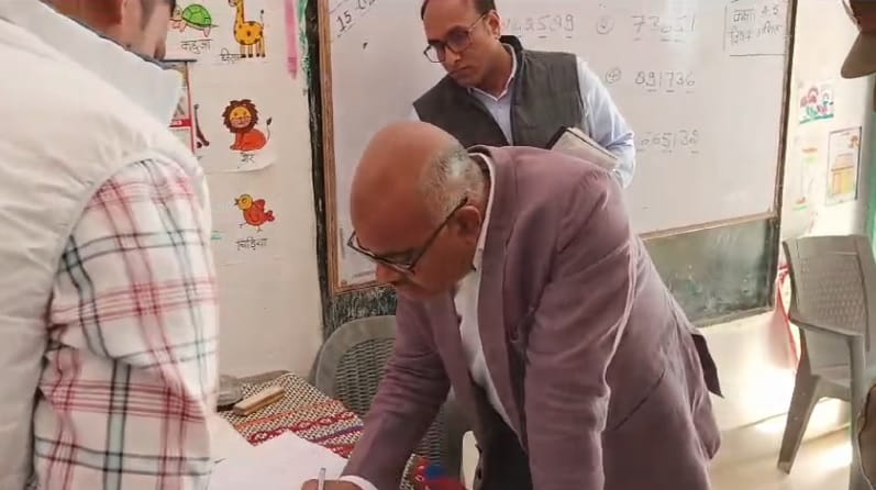 After Tehsil Diwas DM suddenly reached primary school there is no teacher for six days instructions for action
