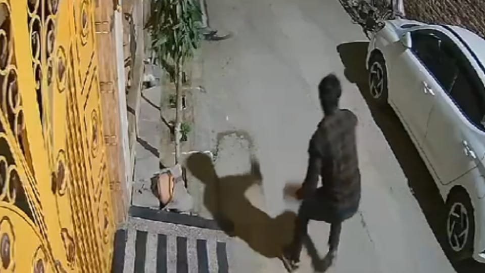 Bijnor: The policeman's son got drunk... kept roaming in the streets and kept breaking the glass of cars