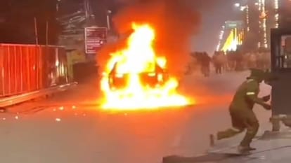 कार में लगी आग।