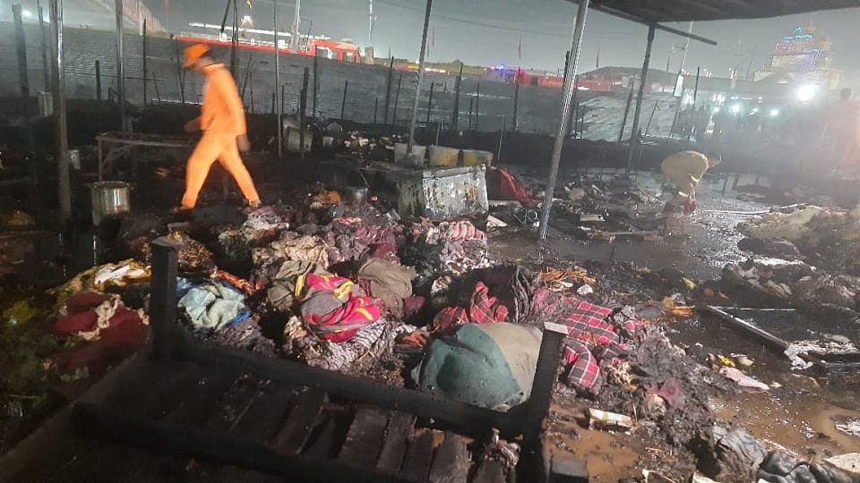 Fire broke out in Maha Kumbh Nagar Narendra Nand pandal in Sector 19 was burnt