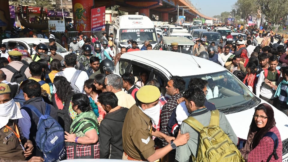 MahaKumbh 2025 No vehicle zone for two days from today in fair See photos of Heavy traffic jam in Prayagraj