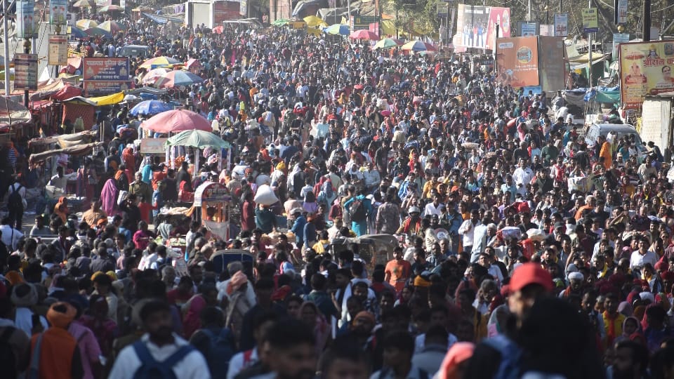 MahaKumbh 2025 Sangam shore witnessed wonderful gathering of saints-stars, politicians-industrialists