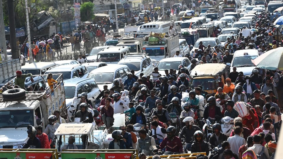 MahaKumbh 2025 No vehicle zone for two days from today in fair See photos of Heavy traffic jam in Prayagraj