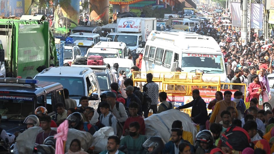 MahaKumbh 2025 No vehicle zone for two days from today in fair See photos of Heavy traffic jam in Prayagraj