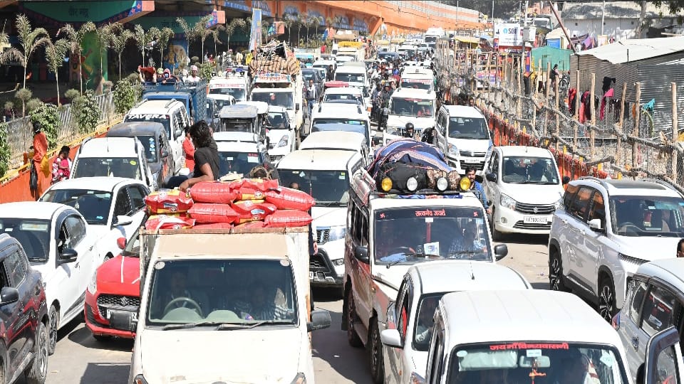 MahaKumbh 2025 No vehicle zone for two days from today in fair See photos of Heavy traffic jam in Prayagraj