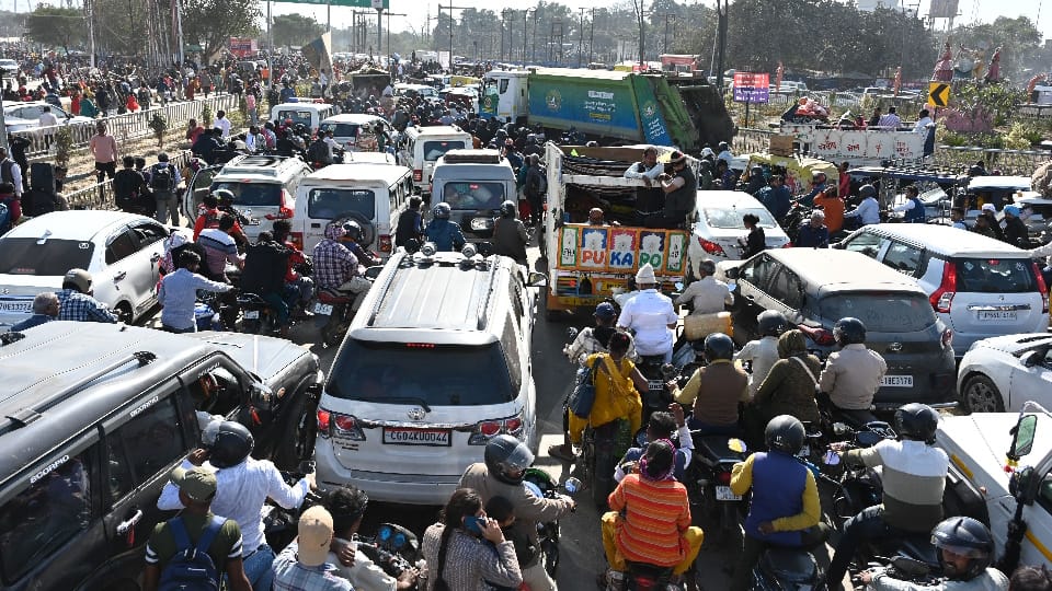 MahaKumbh 2025 No vehicle zone for two days from today in fair See photos of Heavy traffic jam in Prayagraj