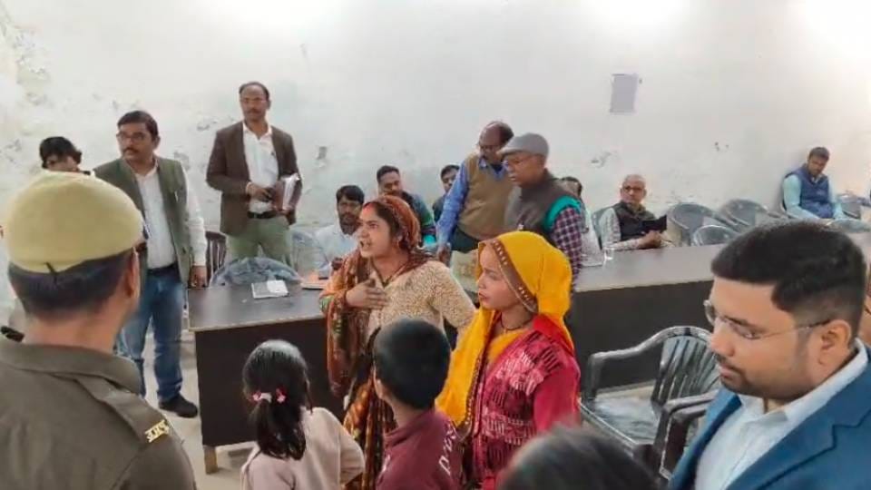 CDO ordered an investigation and action against Lekhpal who took 10 thousand in name of measurement In Amethi