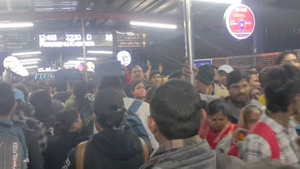New Delhi Railway Station Stampede huge crowd seen before stampede at 7 pm RPF-CRPF alerted