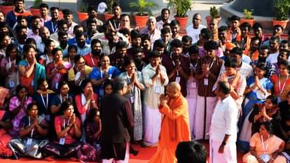 नमो घाट पर मेहमानों का अभिवादन करते सीएम योगी।