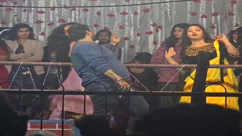 Obscene dance of bar girls in Aligarh Exhibition