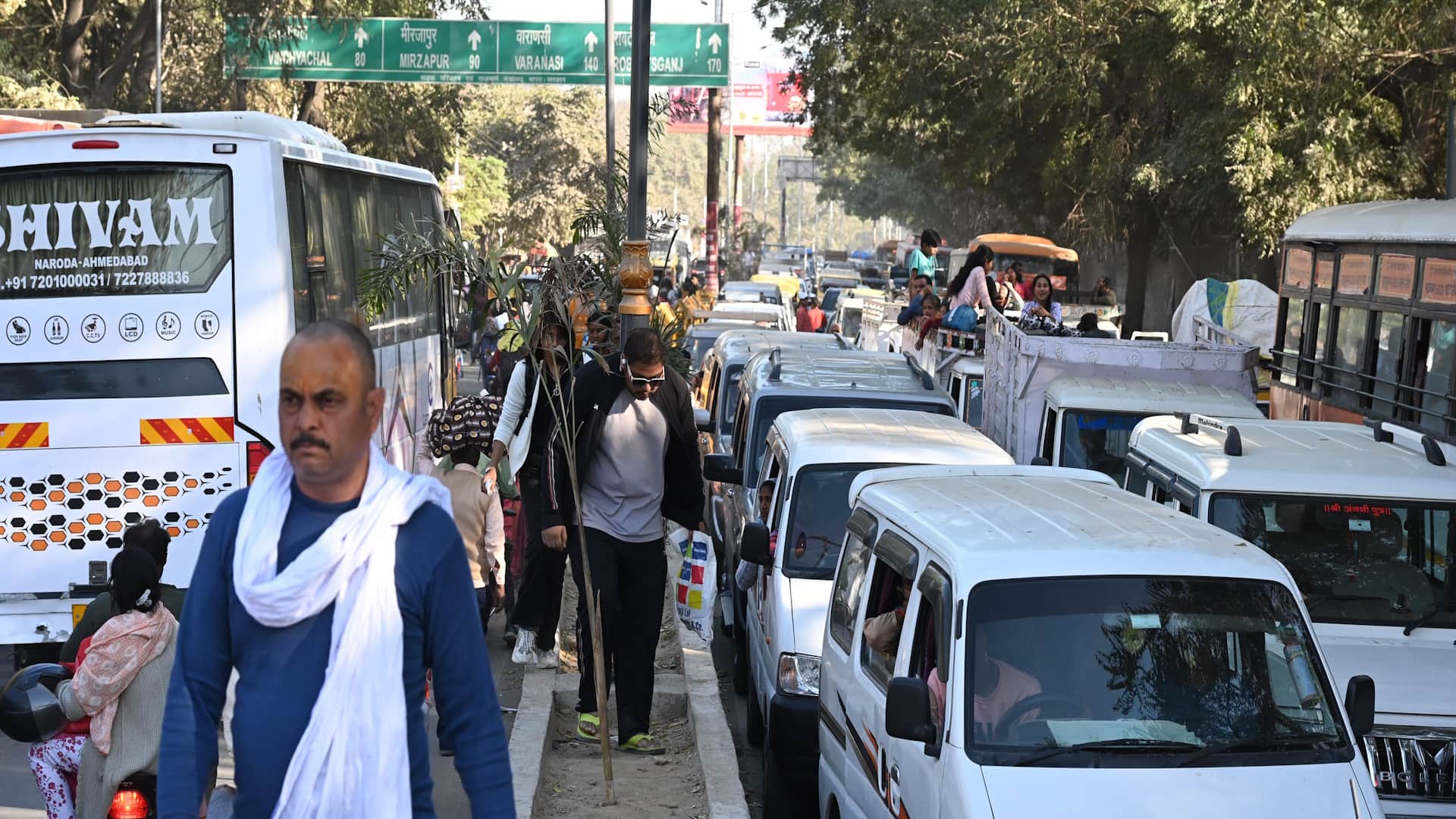 After the increase in the crowd of devotees, there was a long jam on the roads again, vehicles were crawling