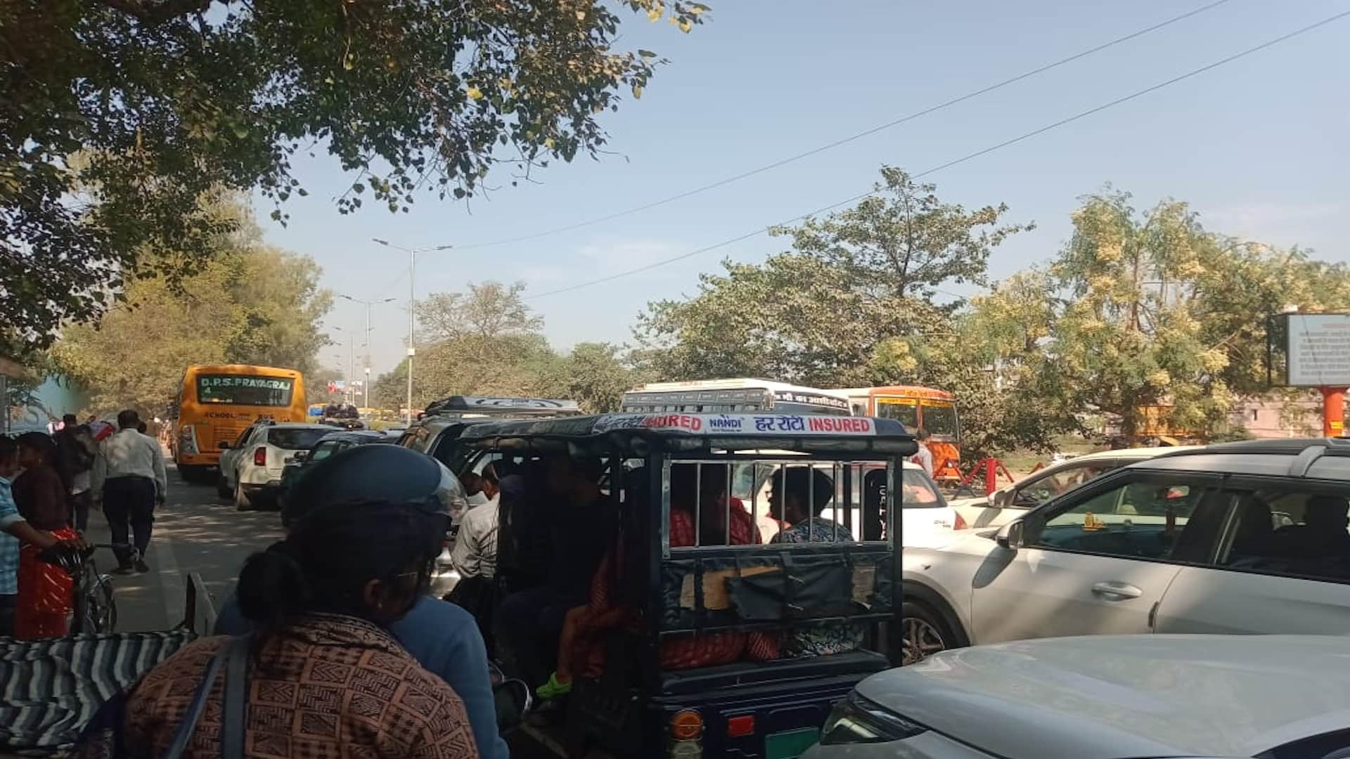 After the increase in the crowd of devotees, there was a long jam on the roads again, vehicles were crawling