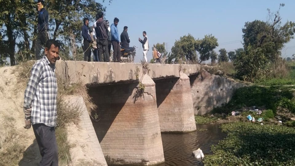 No railings or signs on the culvert
