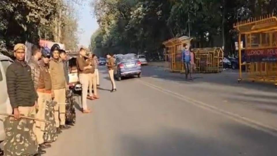 SP Vyapar Sabha president arrested In Lucknow police vigil outside party office and Akhilesh Yadav residence