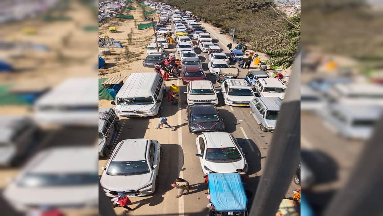 After the increase in the crowd of devotees, there was a long jam on the roads again, vehicles were crawling