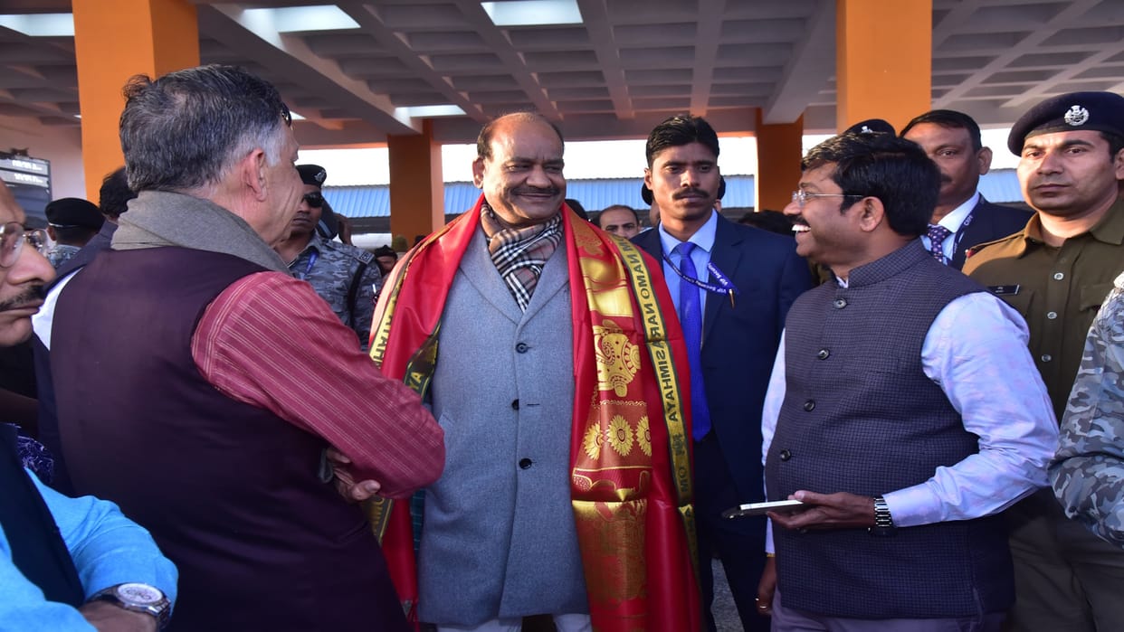 Om Birla took a dip of faith in Mahakumbh