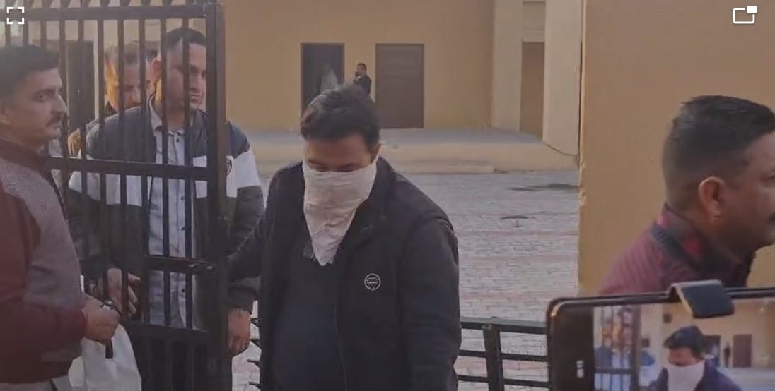 Patwari who took bribe was given 7 days police remand, caught red handed taking 15 thousand rupees