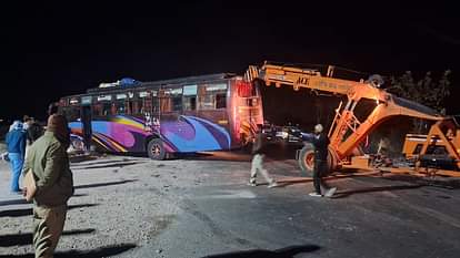 Prayagraj Road Accident Bolero and bus collided many devotees dead see photos