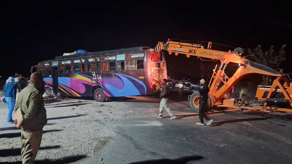 Mahakumbh Prayagraj Accident Car Bus Collision on Highway Many Devotees dead and Injured News in Hindi