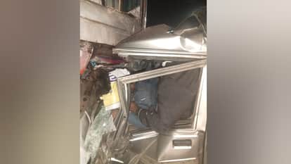 प्रयागराज में बड़ा हादसा: कुंभ जा रहे श्रद्धालुओं से भरी बोलेरो और बस की भीषण टक्कर, 10 की मौत; 19 घायल Road Accident in Prayagraj Bolero full of devotees and a bus collided Mnay dead and injured