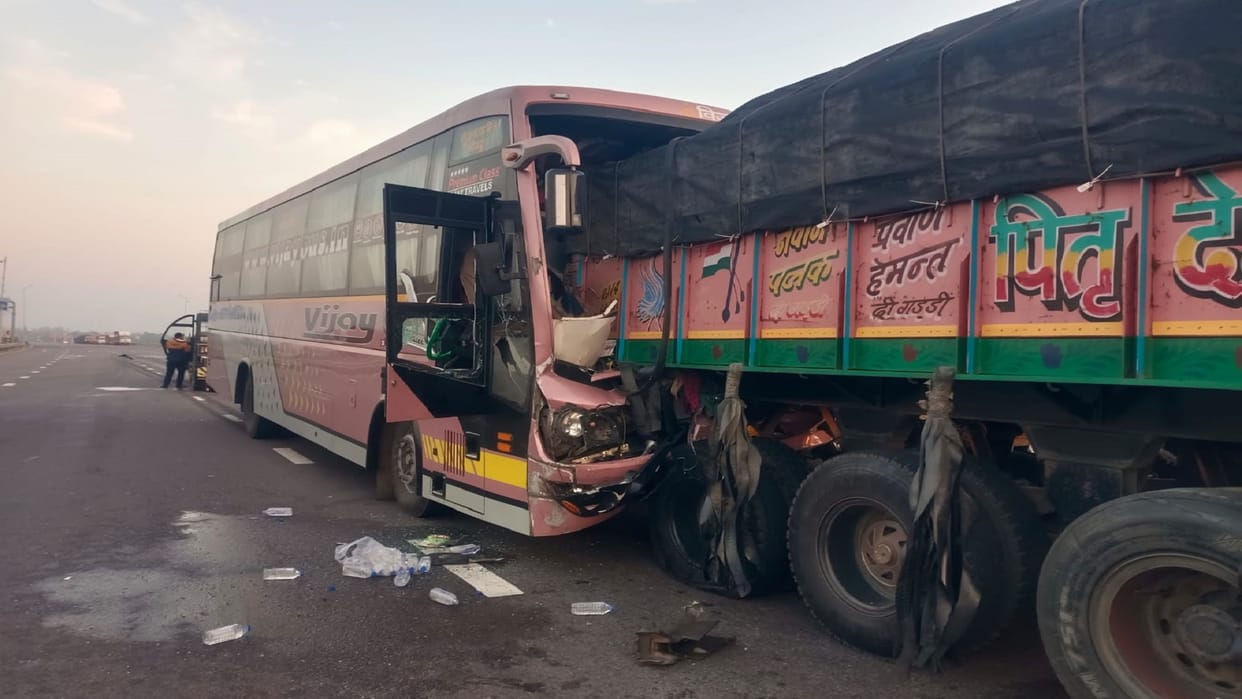 UP News High speed double decker bus collides with trailer in Amethi bus burns after Road Accident
