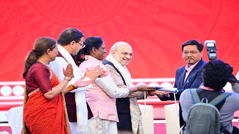 Home Minister handed over the flag to CM Sangma for hosting the 39th National Games