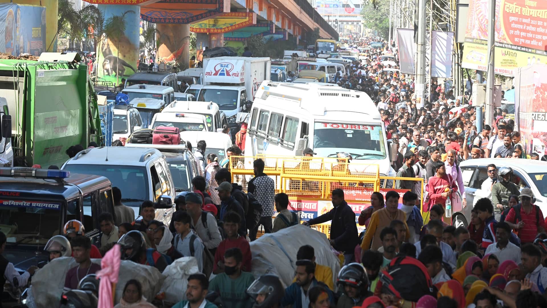 After the increase in the crowd of devotees, there was a long jam on the roads again, vehicles were crawling