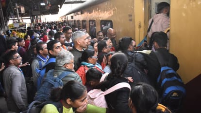 Lucknow: Huge crowd in the trains going for Mahakumbh, fair like atmosphere on the platform, passengers occupy