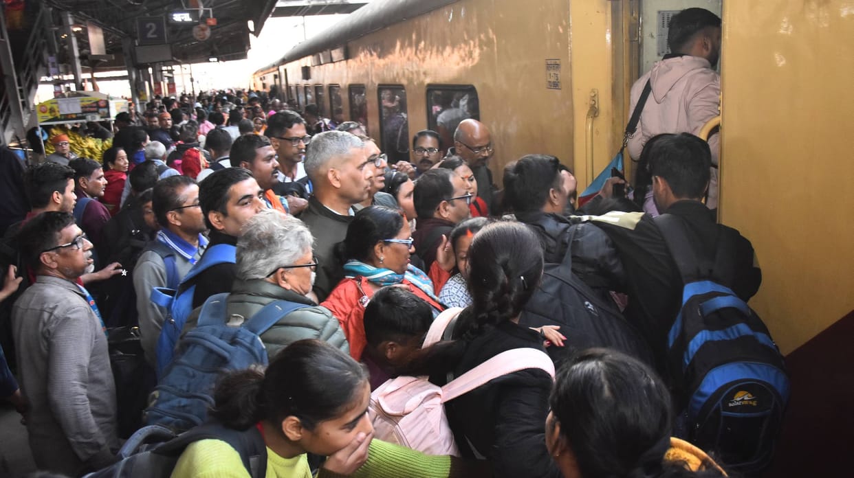 Passengers jostle to board Prayagraj Express at Aligarh station