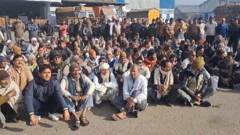 Employees of Simbhavali sugar boycotted work and sat on strike again