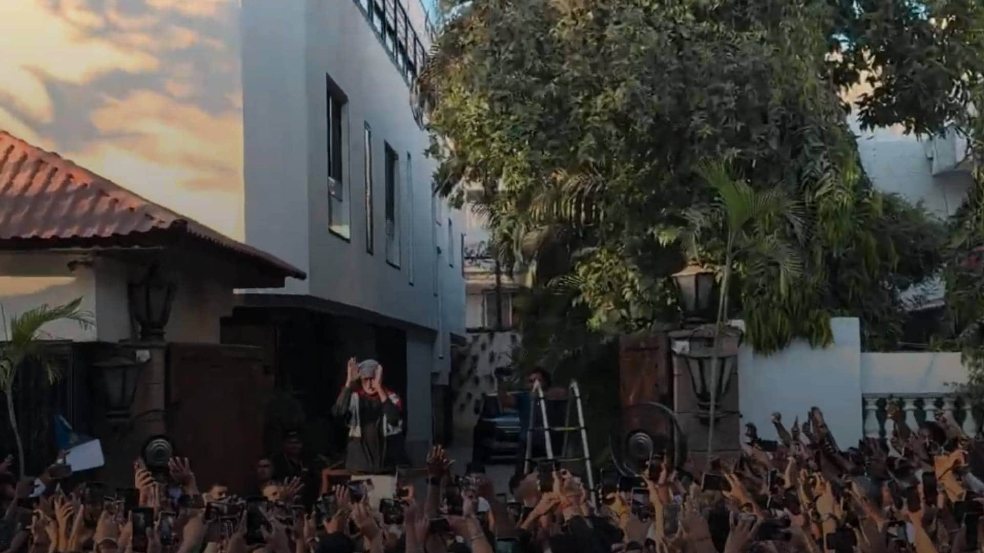 Amitabh Bachchan greets fans outside house Jalsa in mumbai for sunday darshan pics videos goes viral
