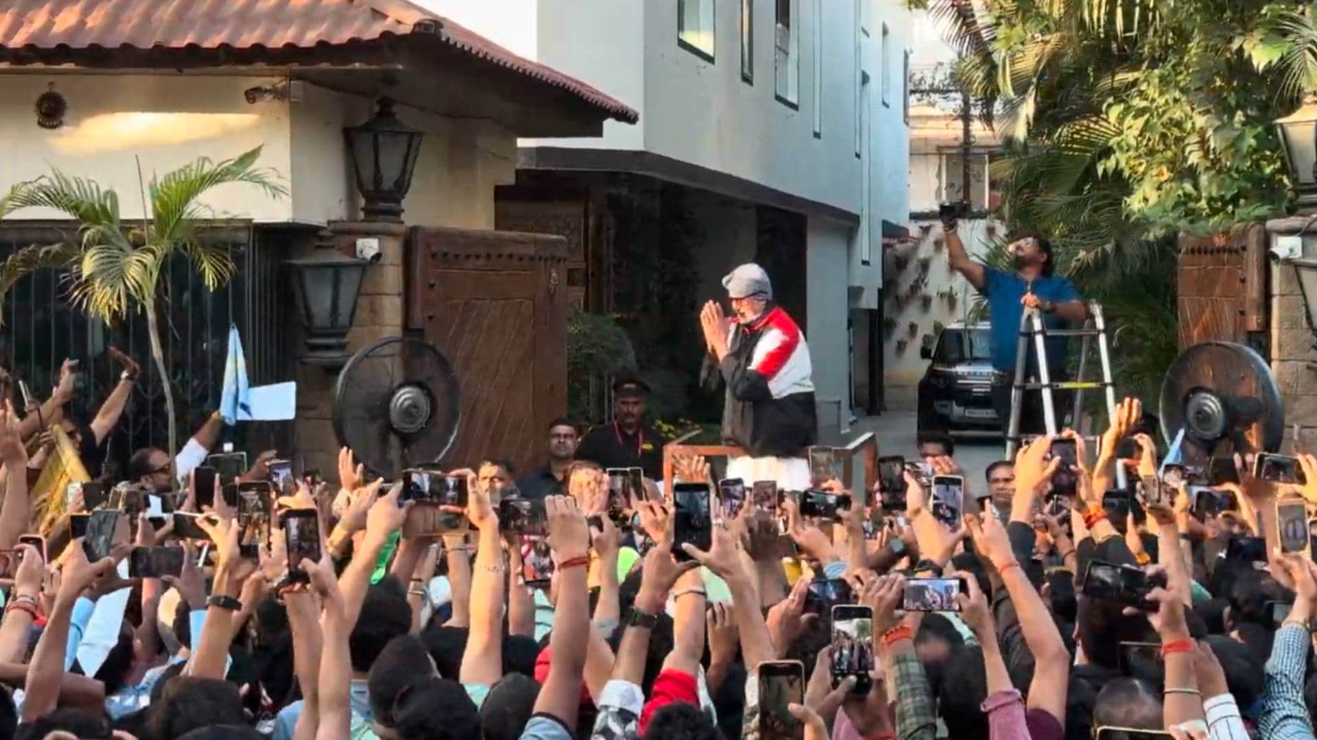 Amitabh Bachchan greets fans outside house Jalsa in mumbai for sunday darshan pics videos goes viral