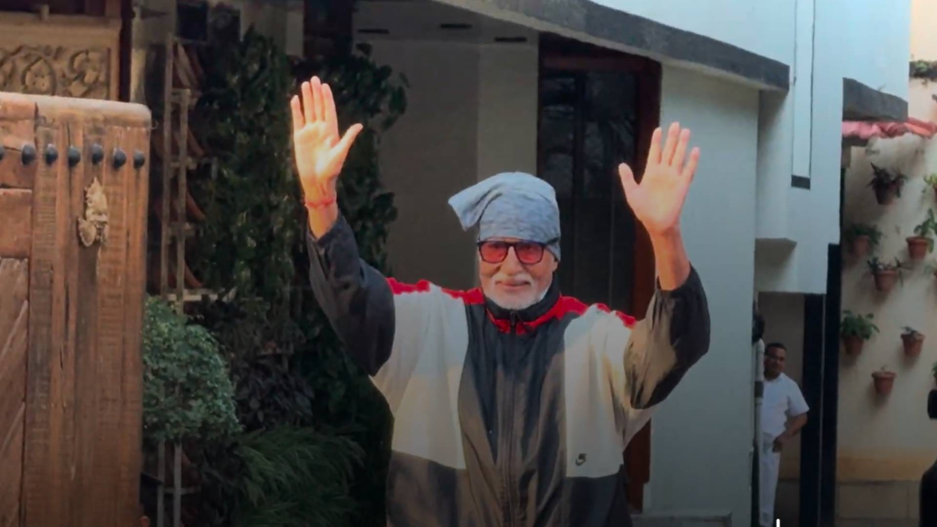 Amitabh Bachchan greets fans outside house Jalsa in mumbai for sunday darshan pics videos goes viral
