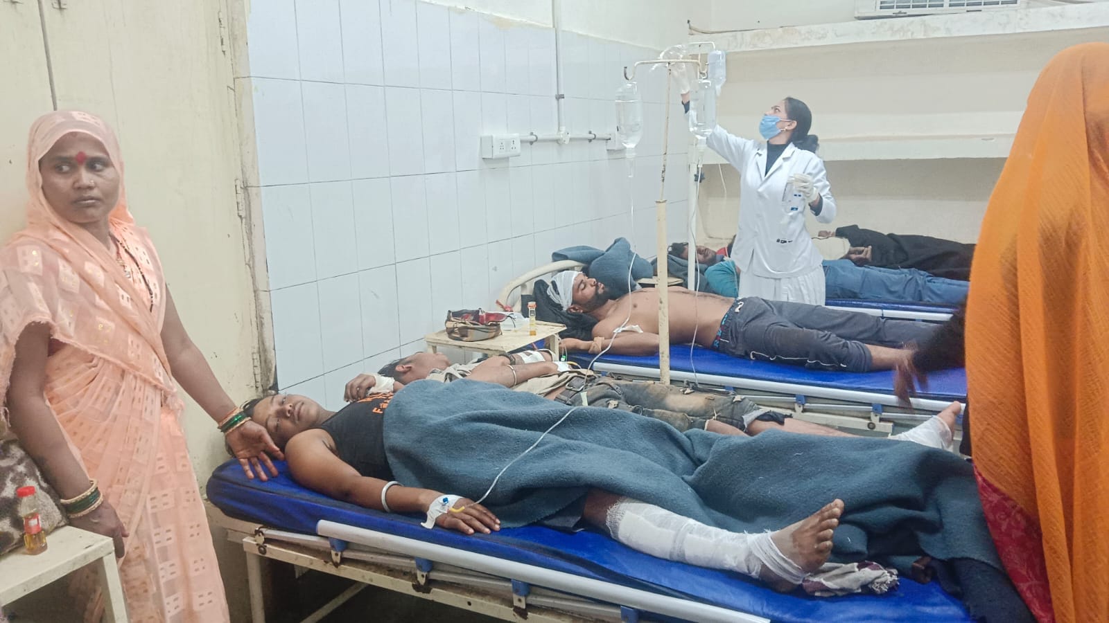 अस्पताल में भर्ती मजदूर।