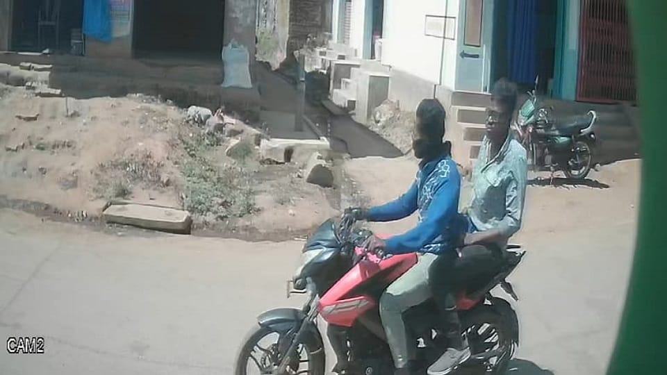 Employees who went out to distribute money to the elderly were robbed by bike riders in Jagdalpur
