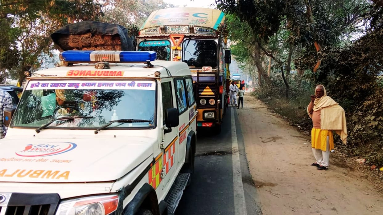 Highway jammed ambulance siren did not work devotees going to Maha Kumbh troubled