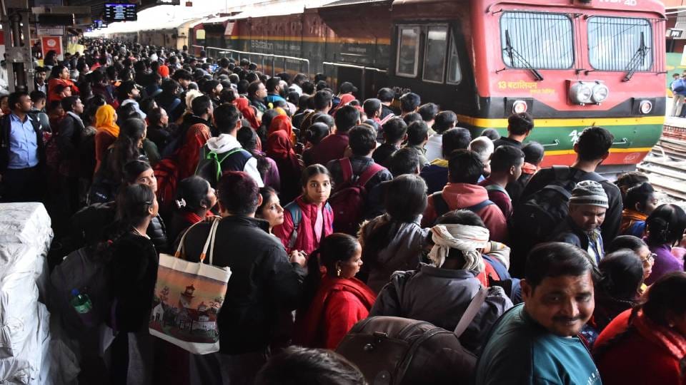 trains jam packed with passengers going to take bath in Prayagraj Maha Kumbh At Charbagh station