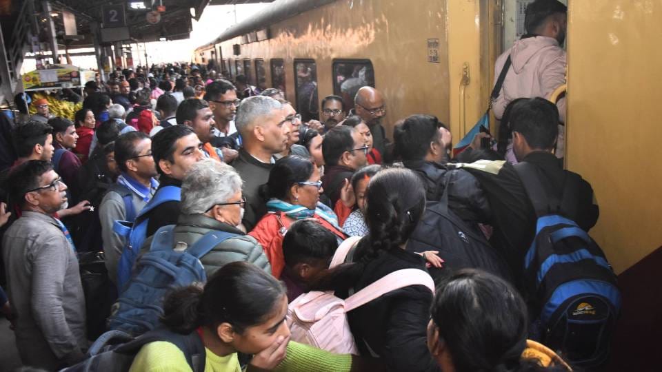 trains jam packed with passengers going to take bath in Prayagraj Maha Kumbh At Charbagh station