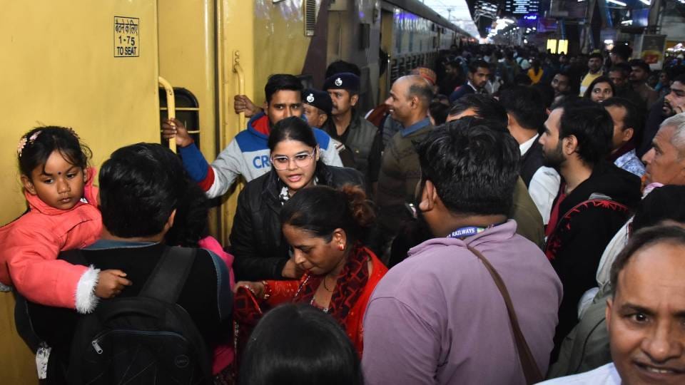 trains jam packed with passengers going to take bath in Prayagraj Maha Kumbh At Charbagh station