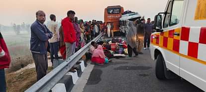 UP: A tempo traveler filled with devotees rammed into a bus parked on the Purvanchal Expressway, three died on