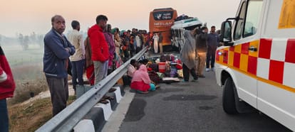 UP: A tempo traveler filled with devotees rammed into a bus parked on the Purvanchal Expressway, three died on